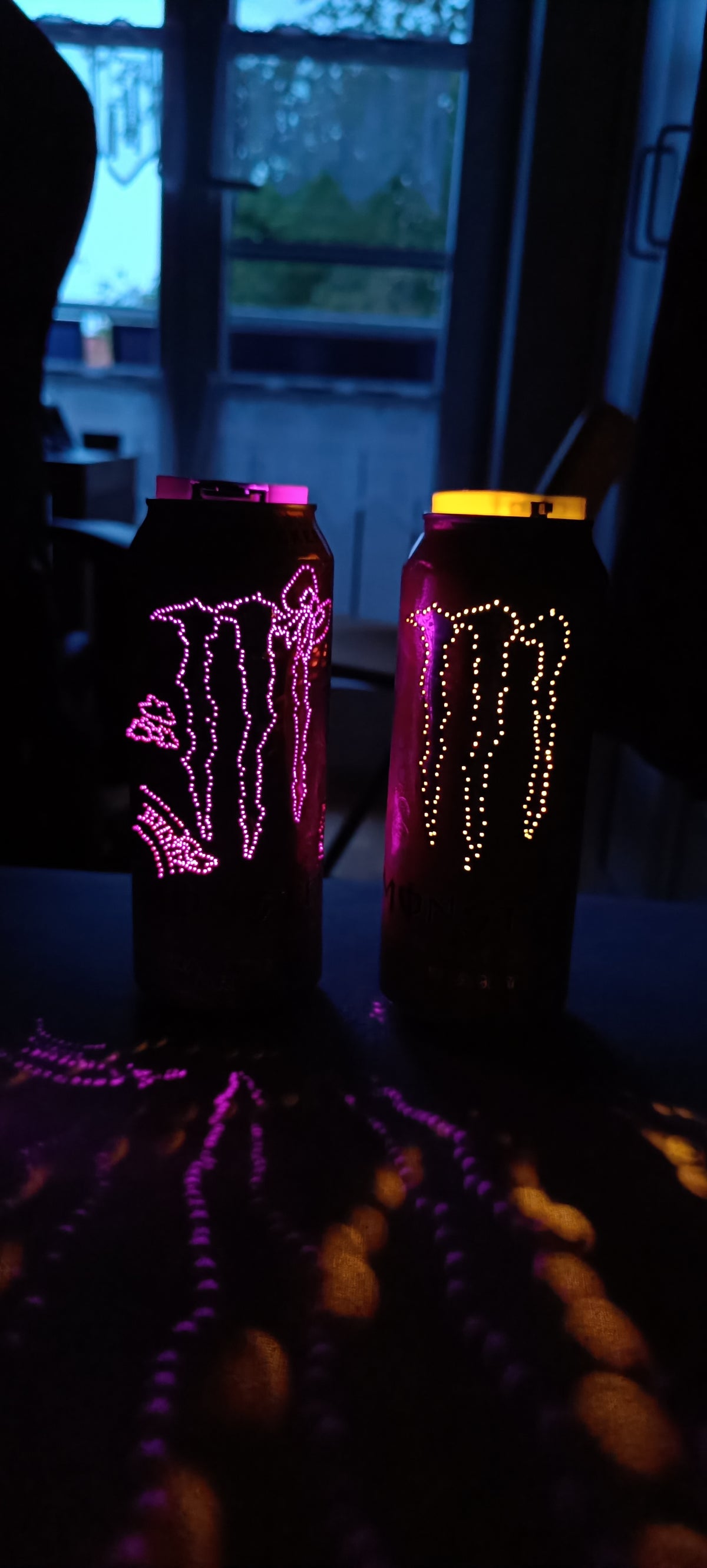 Zwei Monster Dosen leuchtend
